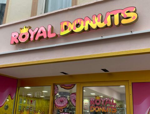 Leuchtreklame für Royal Donuts